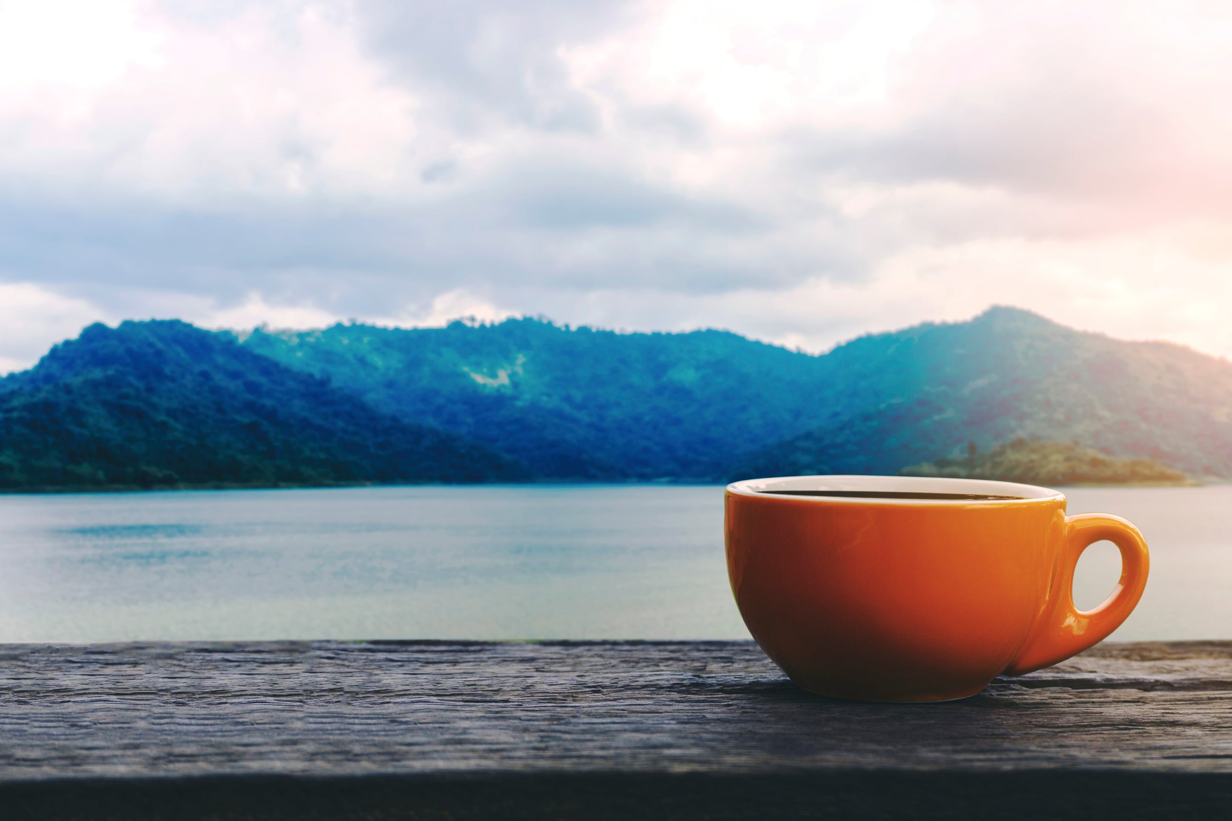 2400-coffee-cup-with-hot-drink-on-wood-table-with-view-mountain.jpg